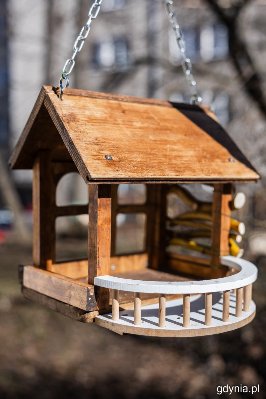 Drewniany karmnik z balkonem