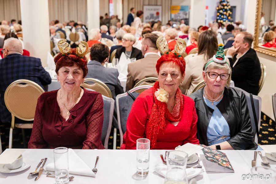 Seniorzy przy świątecznym stole
