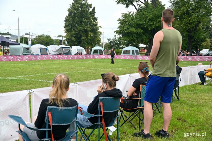 Publiczność przyglądająca się zawodom dogfrisbee „Latające psy” w parku Kolibki // fot. Magdalena Czernek
