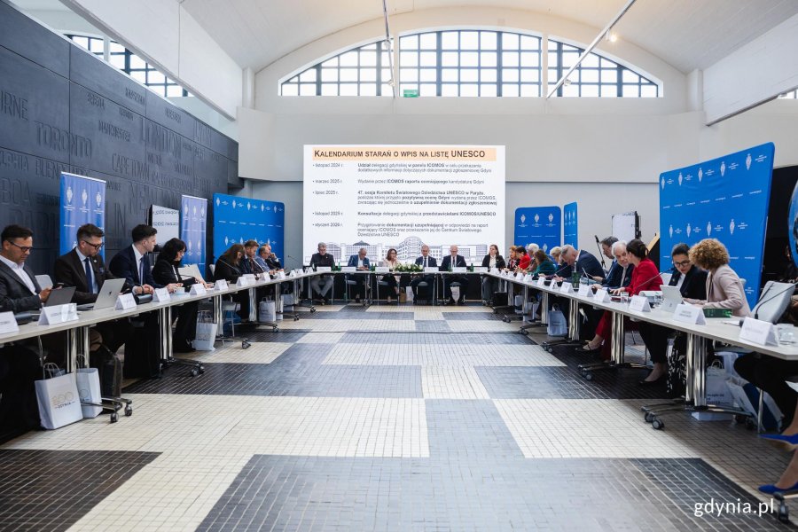Na zdjęciu uczestnicy wyjazdowego posiedzenia komisji senackich w hali Muzeum Emigracji (fot. Karol Stańczak)