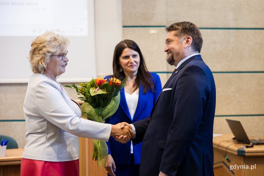 Teresa Bysewska i Mariola Śrubarczyk-Cichowska gratulują Tadeuszowi Szemiotowi podczas I sesji Rady Miasta Gdyni IX kadencji 