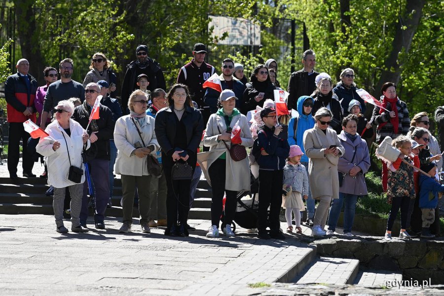 Uczestnicy uroczystości z okazji Narodowego Święta Konstytucji 3 Maja zgromadzeni przy pomniku Konstytucji 3 Maja. Niektórzy z nich trzymają w rękach biało-czerwone flagi // fot. Michał Puszczewicz