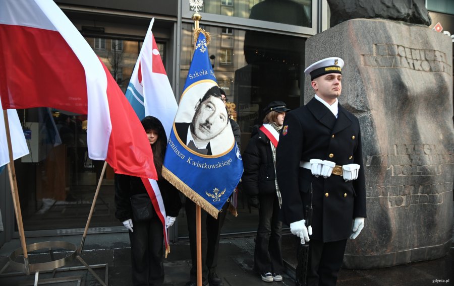 Marynarz, w tle młodzież ze sztadarem