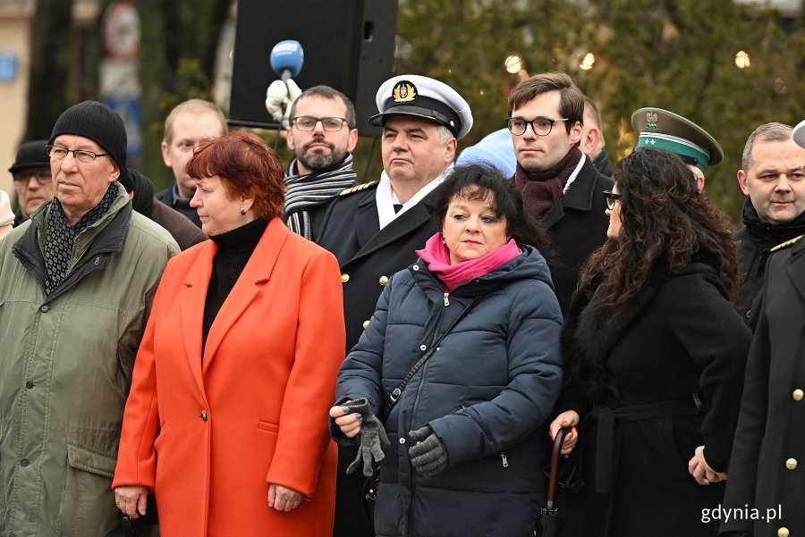 W uroczystościach z okazji 98. rocznicy nadania praw miejskich Gdyni wzięli udział m.in. (od lewej): radni Zenon Roda, Danuta Styk i Lechosław Dzierżak, prof. dr hab. inż. kpt. ż. w. Adam Weintrit - rektor Uniwersytetu Morskiego w Gdyni, radni Dorota Płotka i Marek Dudziński, poseł Dorota Arciszewska-Mielewczyk oraz radny Jakub Furkal