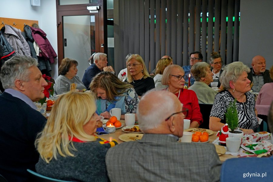 Uczestnicy prewernisażu wystawy &bdquo;100 obraz&oacute;w na 100-lecie Gdyni&rdquo; i spotkania wigilijnego w Gdyńskim Centrum Organizacji Pozarządowych