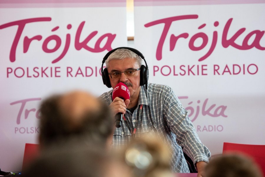 Marek Niedźwiecki - plenerowe studia Polskiego Radia nadają z Gdyni przed „Lato z Radiem Festiwal”, fot. Dawid Linkowski