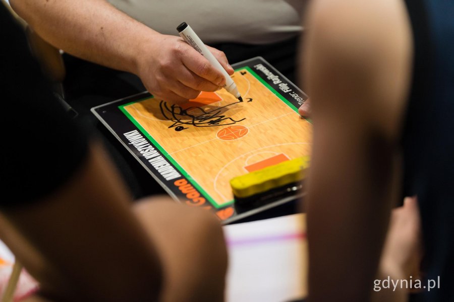 Trener rysuje rozstawienie zawodnik&oacute;w