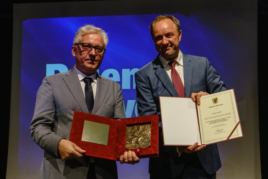Mariusz Szmidka - redaktor naczelny "Dziennika Bałtyckiego" otrzymał wyróżnienie od marszałka województwa pomorskiego Mieczysława Struka // fot. Anna Rezulak
