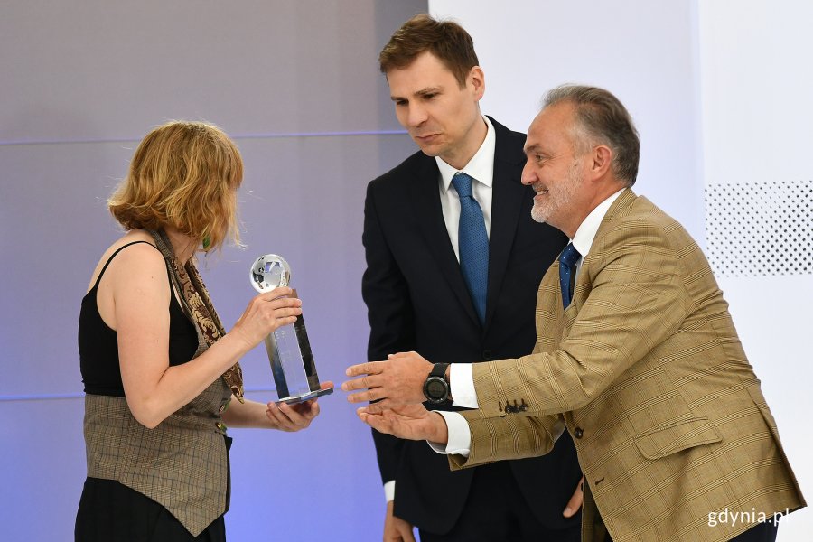 Agnieszka Burton odebrała nagrodę dla dziennikarza krajowego publikującego na tematy polonijne z rąk prezydenta Gdyni Wojciech Szczurka // fot. Michał Puszczewicz