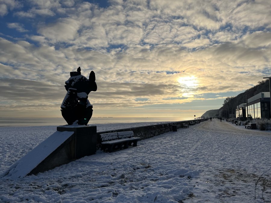 Rzeźba "Gdyńskie rybki" na ośnieżonym Bulwarze Nadmorskim