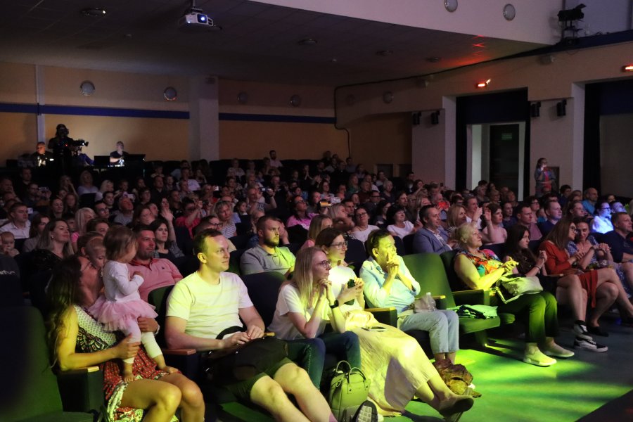 publiczność oglądająca występy