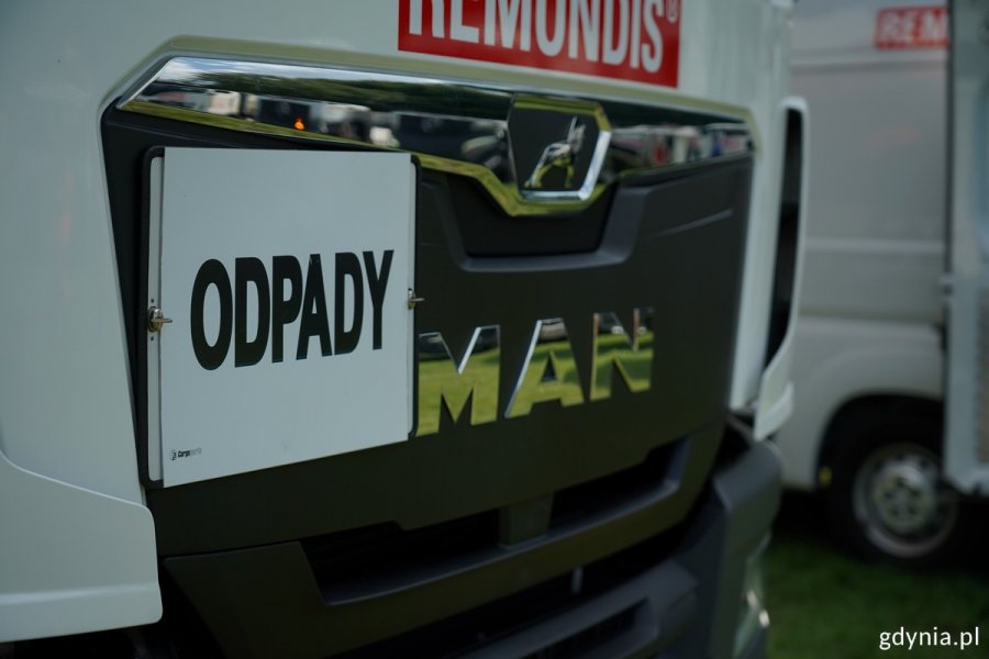Pojazd firmy Remondis z kartką: odpady