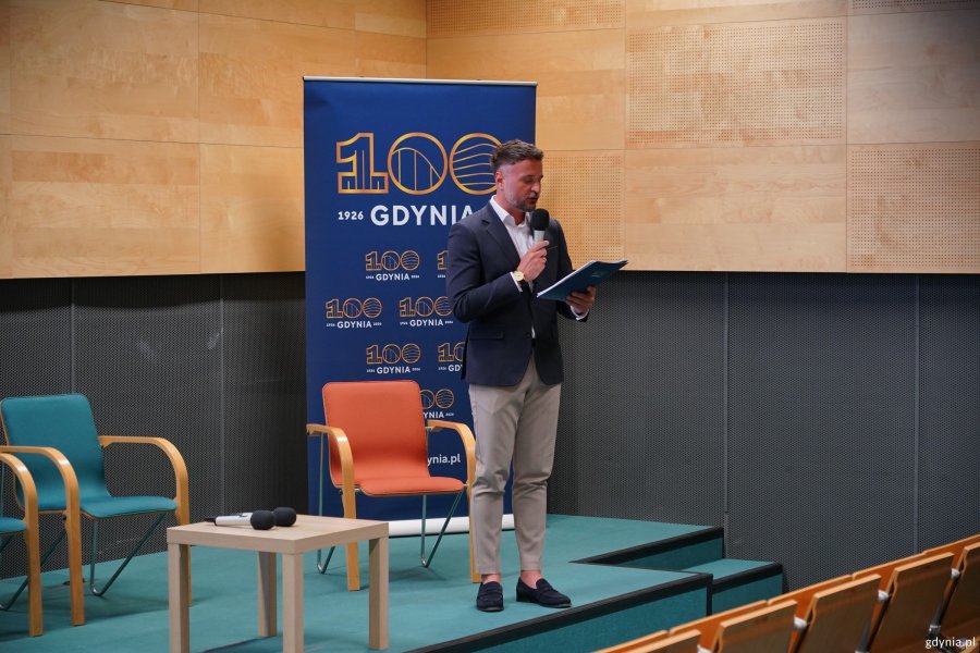 Przy mikrofonie prowadzący forum Sebastian Czecholiński