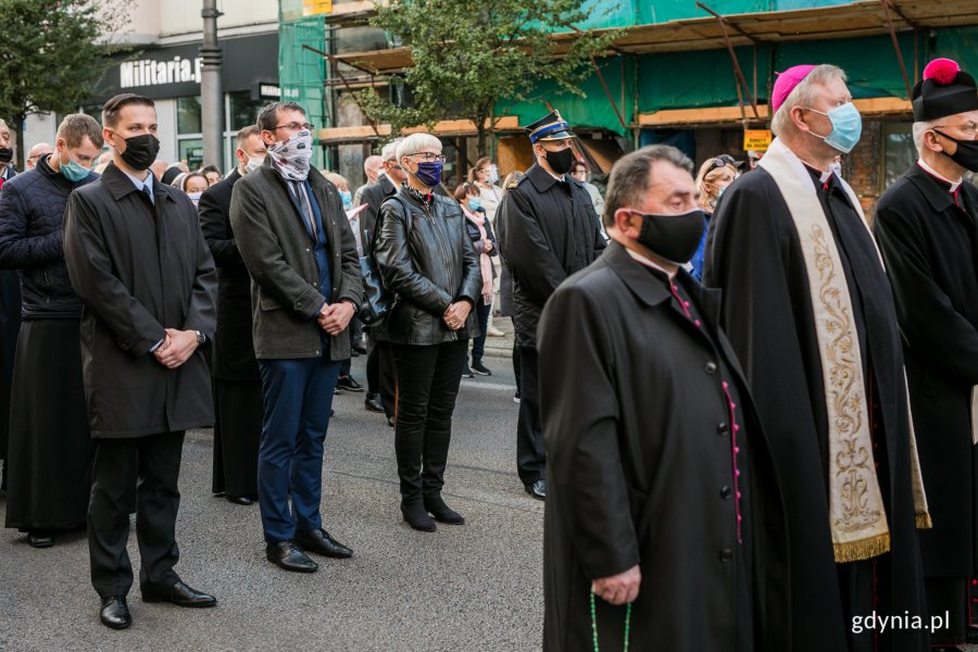 Procesja różańcowa ulicą Świętojańską. W pierwszym rzędzie bp Wiesław Szlachetka i inni księża. Za nimi w drugim rzędzie: Adam Labuhn - asystent senatora Sławomira Rybickiego, Lechosław Dzierżak - radny miasta, Joanna Zielińska - przewodnicząca Rady Miasta, Elżbieta Sierżęga - radna miasta // fot. Karol Stańczak