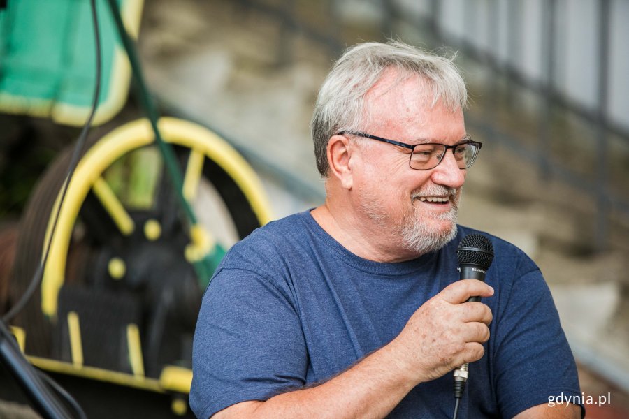 Sławomir Kitowski - prezes Towarzystwa Przyjaciół Orłowa podczas otwarcia tarasu z nową sceną przy plaży w Orłowie // fot. Karol Stańczak