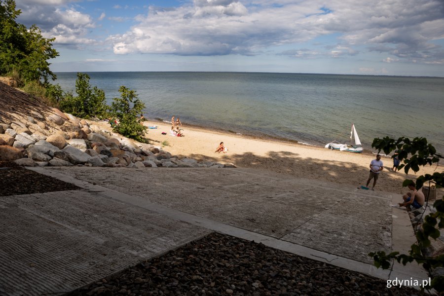 Ludzie plażują na plaży.