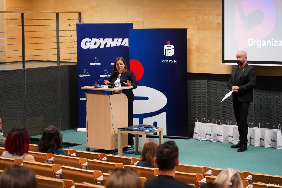 Na scenie prezydent Gdyni Aleksandra Kosiorek i prowadzący finał Tomasz Podsiadły