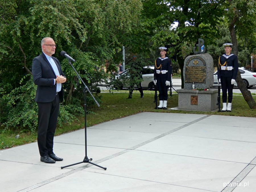 Podczas uroczystości z okazji 77. rocznicy wybuchu powstania warszawskiego przemówienie okolicznościowe wygłosił Michał Guć - wiceprezydent Gdyni ds. innowacji // fot. Magdalena Czernek