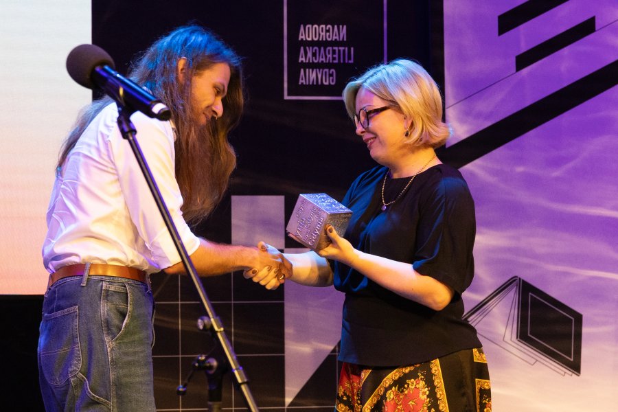 Na zdjęciu (od lewej): Wojciech Kopeć, laureat w kategorii poezja, Oktawia Gorzeńska, wiceprezydentka Gdyni (fot. Anna Rezulak)