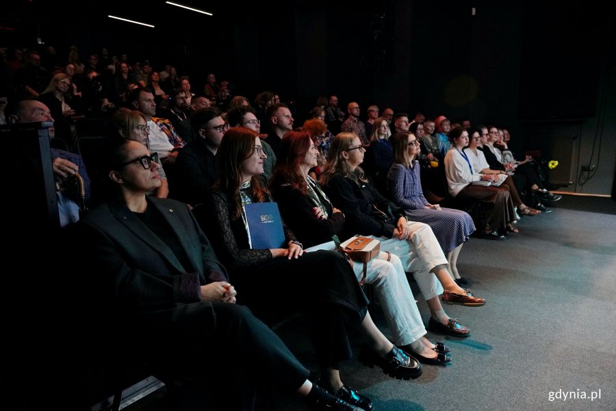 Uczestnicy festiwalu Nordic Talking zgromadzeni w Konsulacie Kultury. Wśr&oacute;d nich m.in. radna Gdyni Natalia Kłopotek-Gł&oacute;wczewska i dyrektorka Gdyńskiego Centrum Kultury Katarzyna Korzeniewska