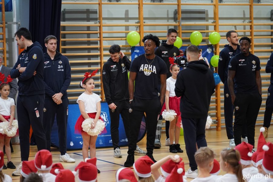 Zawodnicy AMW Arka Gdynia w towarzystwie dzieci