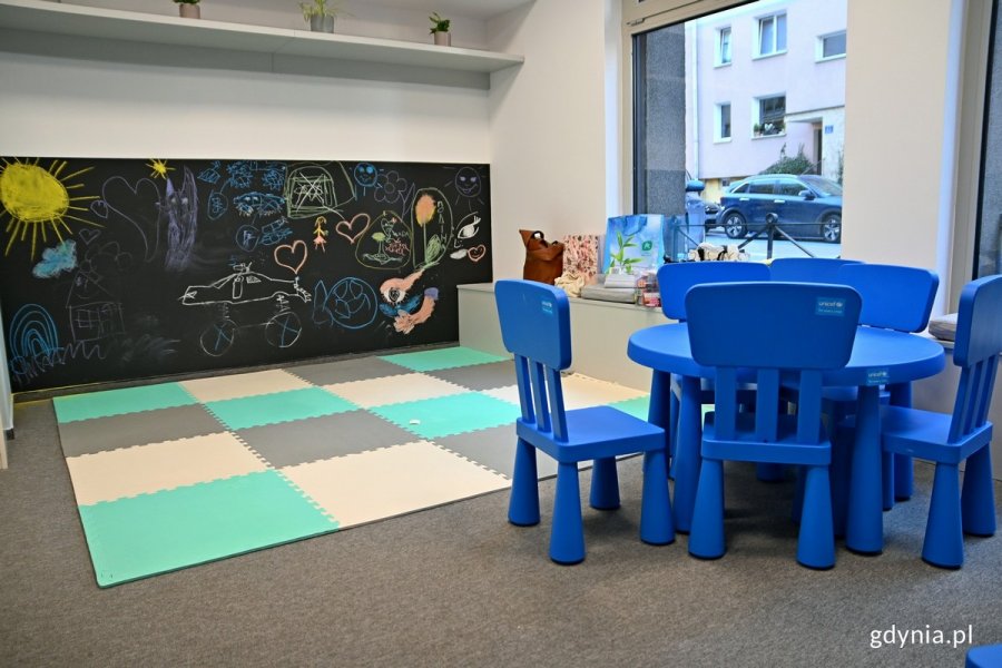 Przestrzeń do zabawy ze stolikiem, krzesełkami i tablicą w punkcie Spilno Gdynia // fot. Magdalena Czernek