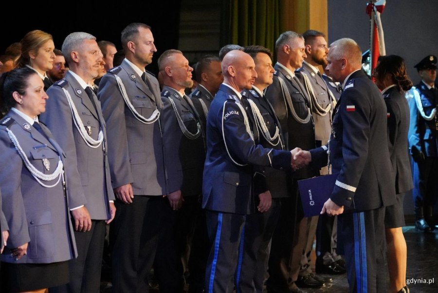 Wyr&oacute;żnienia i awanse zawodowe wręczyli  komendant Wojew&oacute;dzki Policji w Gdańsku nadinsp. Bogusław Ziemba oraz komendant Miejski Policji w Gdyni mł. insp. Beata Nienadowska (fot. Magdalena Starnawska)