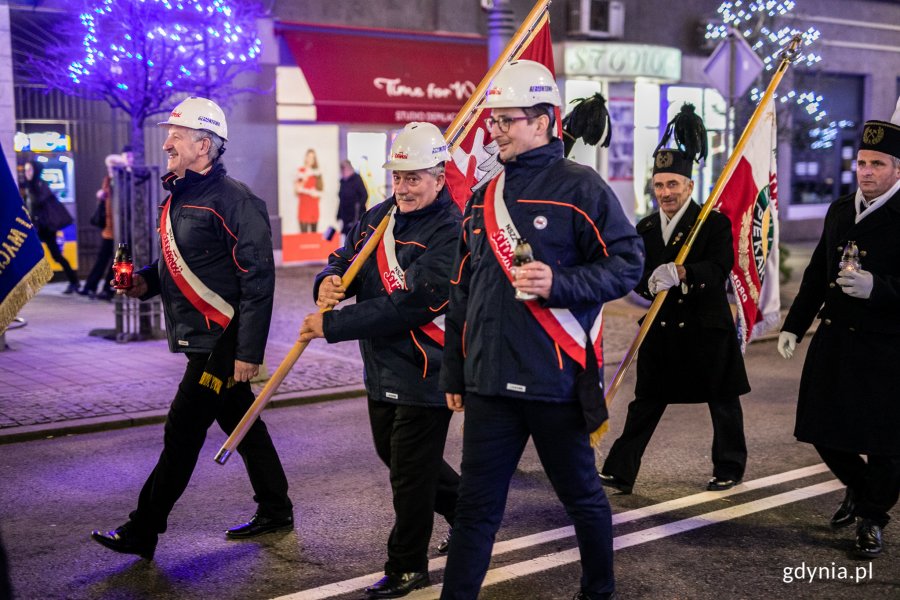 Wieczorne uroczystości upamiętniające ofiary Grudnia '70 - przemarsz pod pomnik // fot. Karol Stańczak