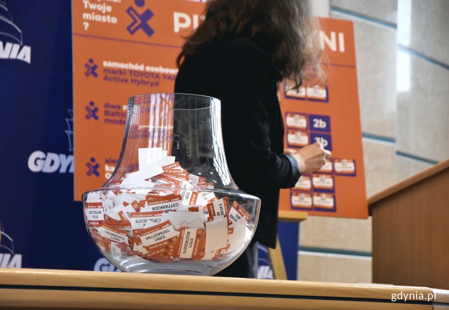 Losowanie nagród w loterii „Rozlicz PIT w Gdyni” // fot. Kamil Złoch