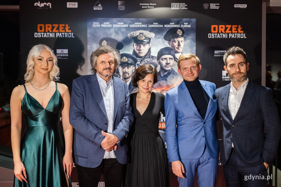 Filmowcy na tle plakatu w Gdyńskim Centrum Filmowym