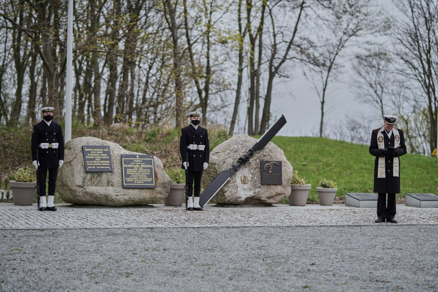 Posterunek honorowy przy tablicy bł. ks. kmdr. ppor. Władysława Miegonia na cmentarzu Marynarki Wojennej na Oksywiu // fot. st. chor. sztab. mar. Piotr Leoniak