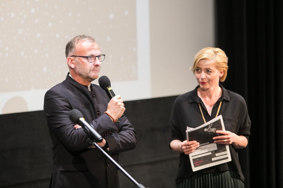 Wiceprezydent Gdyni Michał Guć wita gości podczas otwarcia festiwalu