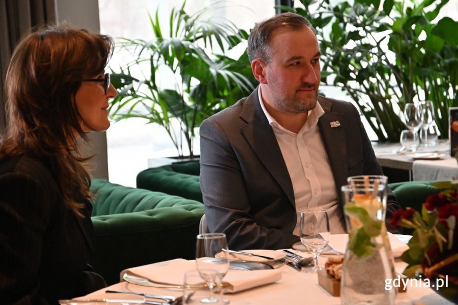 Wsp&oacute;łwłaścicielka My Story Hotel Jolanta Darznik oraz wiceprezydent Tomasz Augustyniak