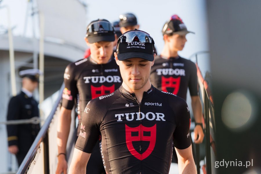 Zesp&oacute;ł Tudor Pro Cycling Team zmierzający na prezentację