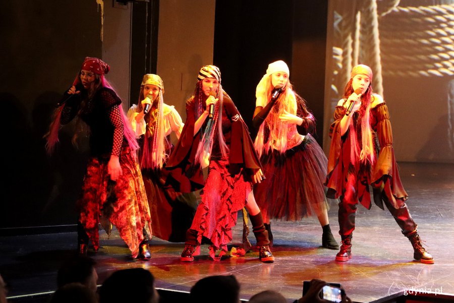 Koncert „Sekrety Zimowego Wiatru” w wykonaniu młodzieży z gdyńskiego MDK'u na scenie Teatru Muzycznego w Gdyni (fot. Katarzyna Balcerzak)