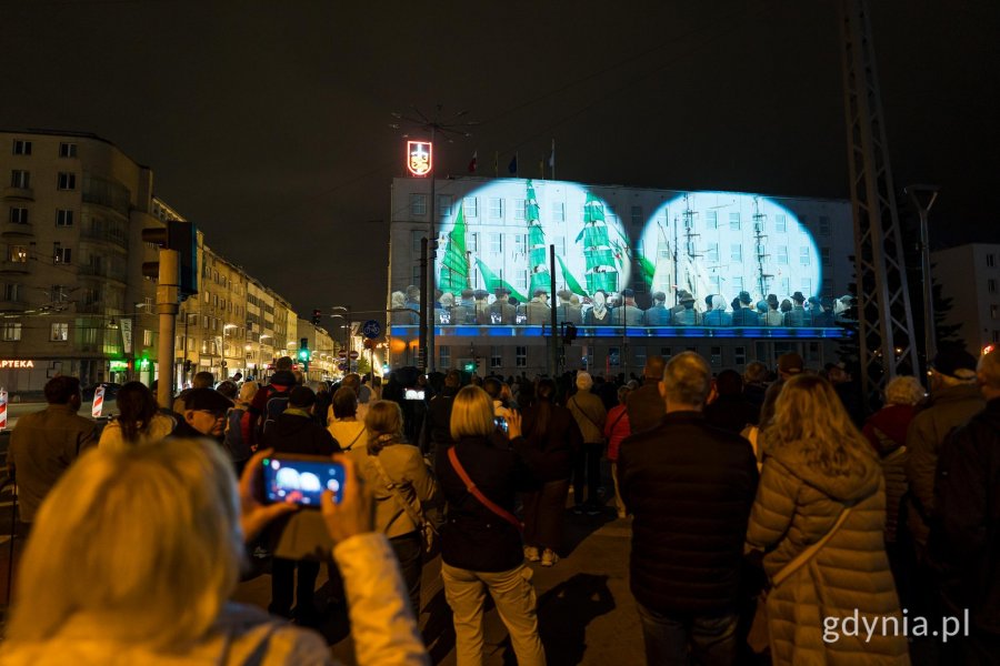 &bdquo;Zaczęło się  od morza. Baśniowa opowieść o Gdyni&rdquo;, video mapping na fasadzie urzędu miasta i widzowie
