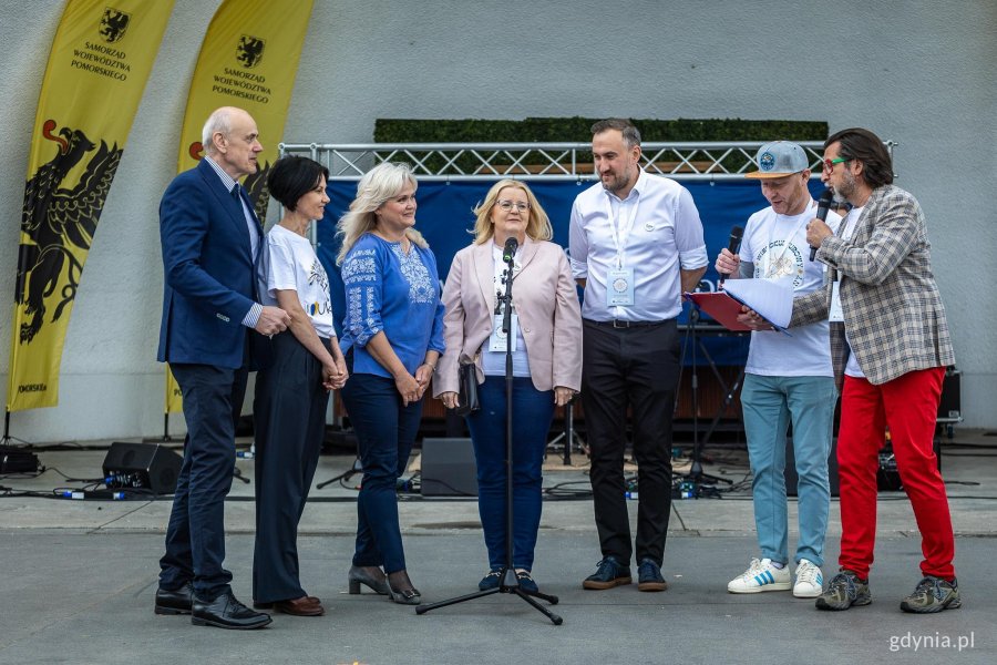 Na scenie m.in. konsul honorowy Republiki Mołdawii Jacek Tymiński, członkini zarządu wojew&oacute;dztwa pomorskiego Agnieszka Baranowska oraz wiceprezydent Gdyni Tomasz Augustyniak (fot. Piotr Żagiell)