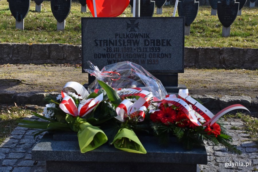 Wiązanki kwiatów na grobie gen. bryg. Stanisława Dąbka // fot. Magdalena Czernek