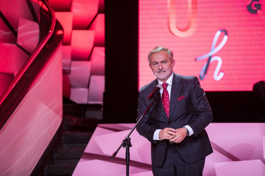 Prezydent Gdyni, Wojciech Szczurek, przemawiający podczas uroczystej gali Nagrody Literackiej Gdynia 2018 (fot. Karol Stańczak)