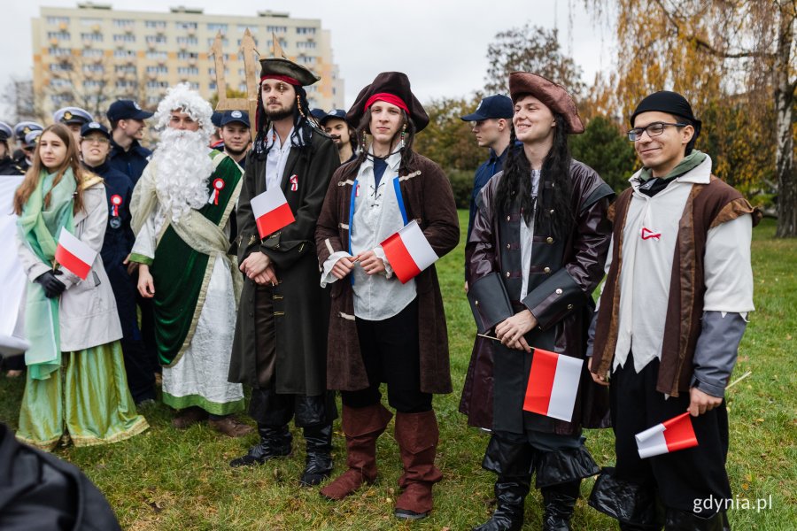 Grupa osób w strojach piratów i Neptuna podczas uroczystości z okazji Narodowego Święta Niepodległości // fot. Karol Stańczak