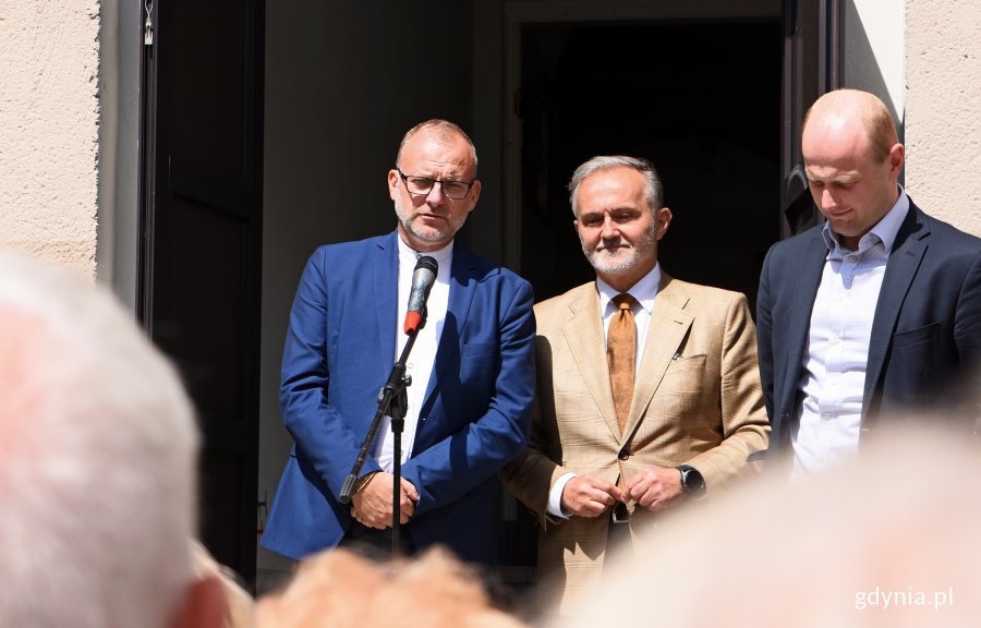 Zabytkowy budynek po XVII LO zmieni się w Centrum Nowoczesnego Seniora,od lewej:Michał Guć, wiceprezydent Gdyni, Wojciech Szczurek, prezydent Gdyni, Bartosz Bartoszewicz, wiceprezydent Gdyni, fot. Kamil Złoch