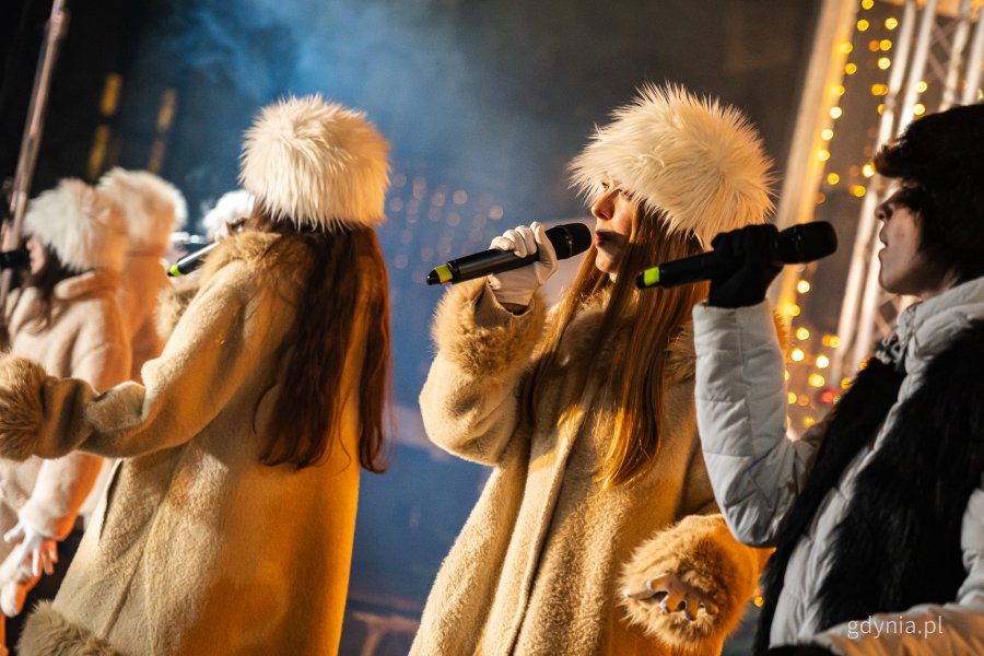 Występy wokalistów z Młodzieżowego Domu Kultury w Gdyni podczas gdyńskich mikołajek na placu Grunwaldzkim (fot. Kamil Złoch)