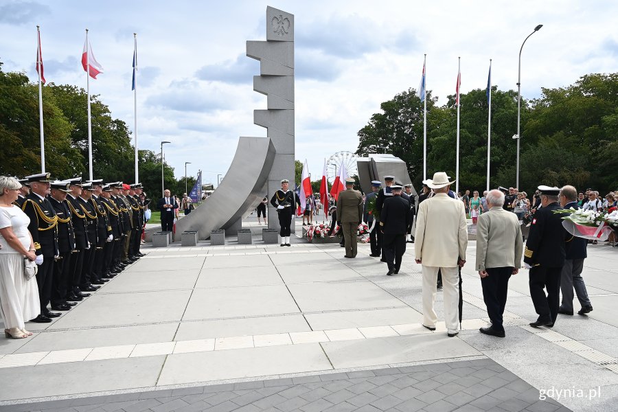 Uroczystości przed pomnikiem Polski Morskiej // fot. Michał Puszczewicz