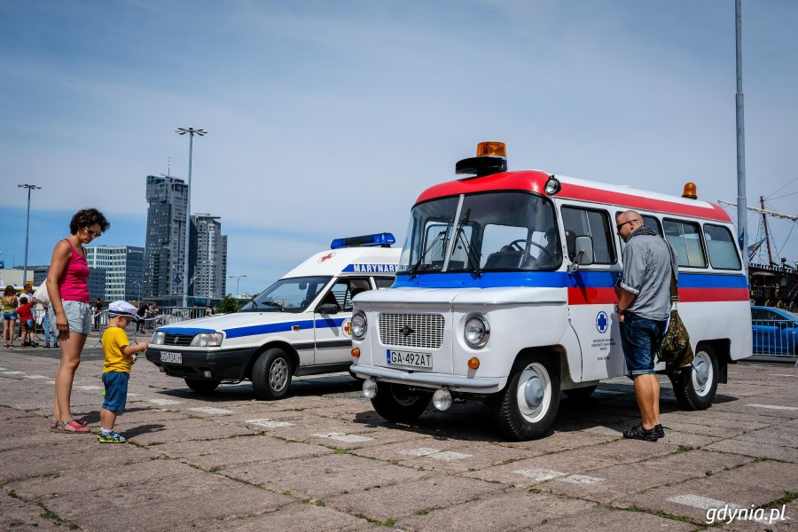 Rajd Matek i zabytkowe samochody można było podziwiać przed Akwarium Gdyńskim