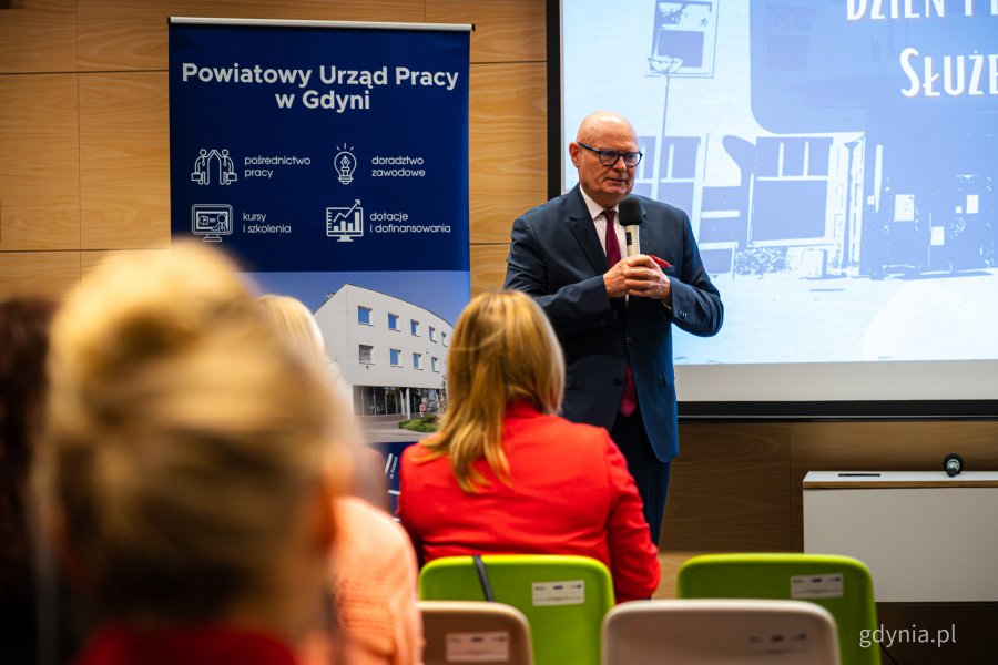 Przem&oacute;wienie Jarosława Kodłubańskiego. Spotkanie pracownik&oacute;w Powiatowego Urzędu Pracy w Gdyni z okazji Dnia Pracownika Publicznych Służb Zatrudnienia (fot. Kamil Złoch)