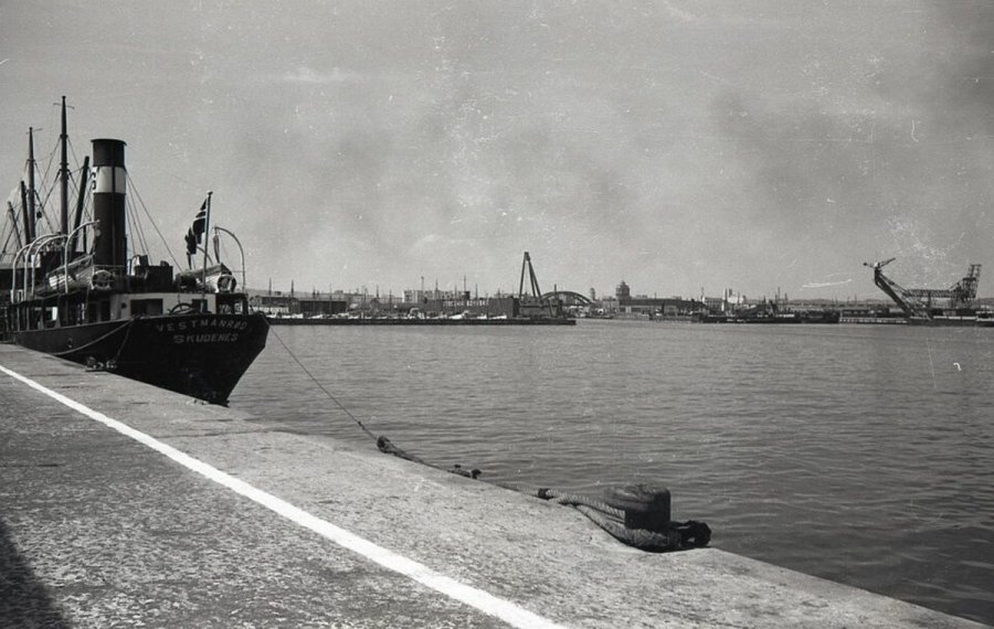  Fotografia z archiwum cyfrowego Muzeum Miasta Gdyni. Port w Gdyni, basen Południowy. Widok z nabrzeża Angielskiego na molo Węglowe i port rybacki w 1938 roku // fot. Henryk Poddębski