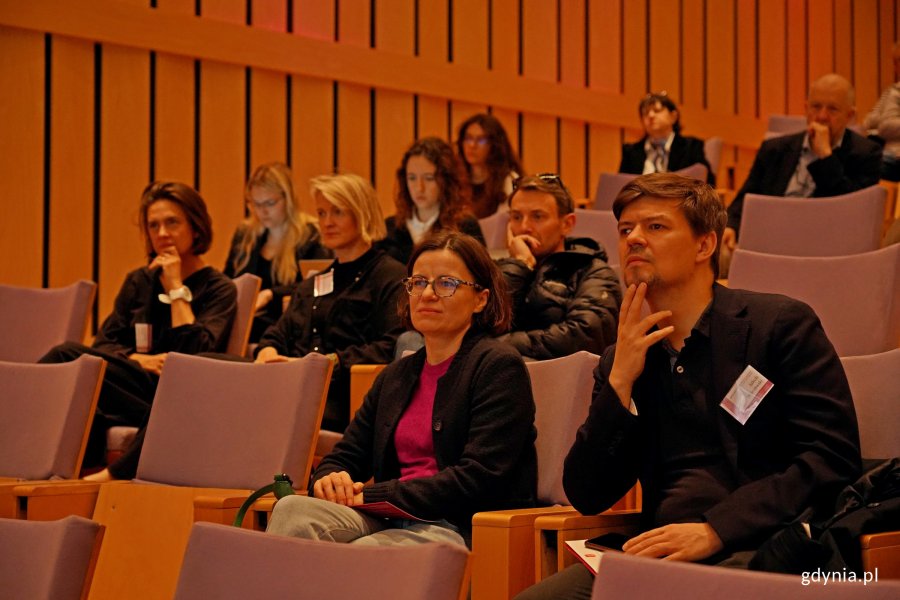 Uczestnicy konferencji „Modernizm w Europie – modernizm w Gdyni” zebrani w PPNT Gdynia 