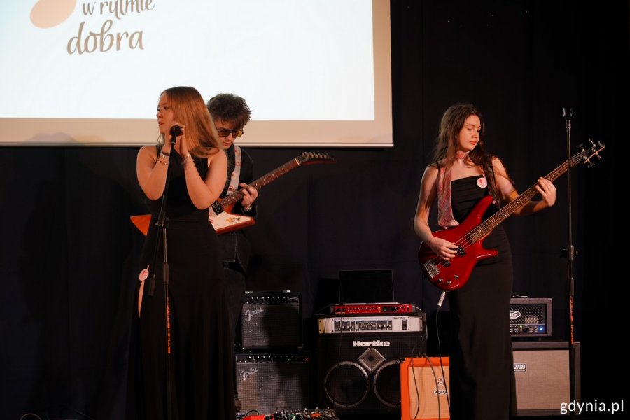 Tr&oacute;jka licealist&oacute;w na scenie podczas występu w szkole