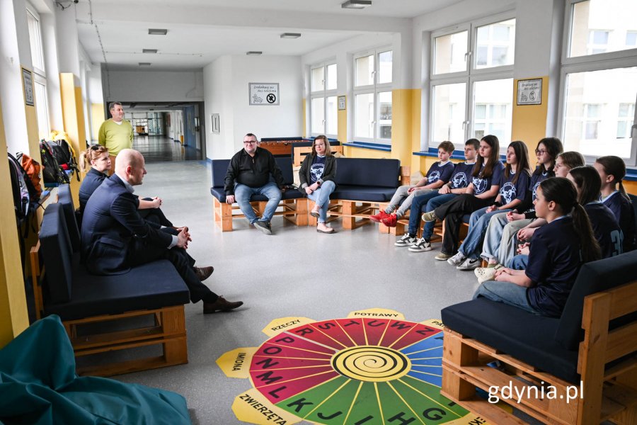 siedzący w kręgu uczniowie wraz z wiceprezydentem