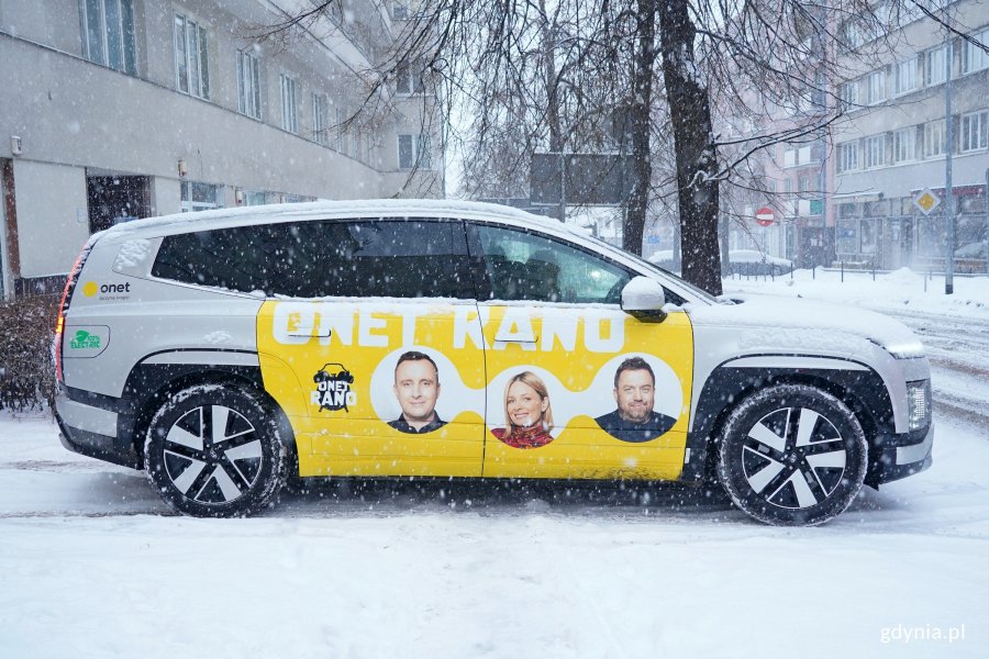 Samoch&oacute;d &bdquo;Onetu Rano w Podr&oacute;ży&rdquo; na jednej z gdyńskich ulic